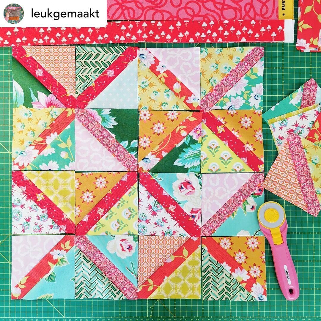 Big fan here of @leukgemaakt! Her use of color always turns my head. 👏👏👏 for her #teetertotterquilt.  The bold, red PRINTED sashing is definitely a fun twist!

#stitchedincolorpattern #happypatchwork #patchworklovers #quiltersofinstagram #dutchqui