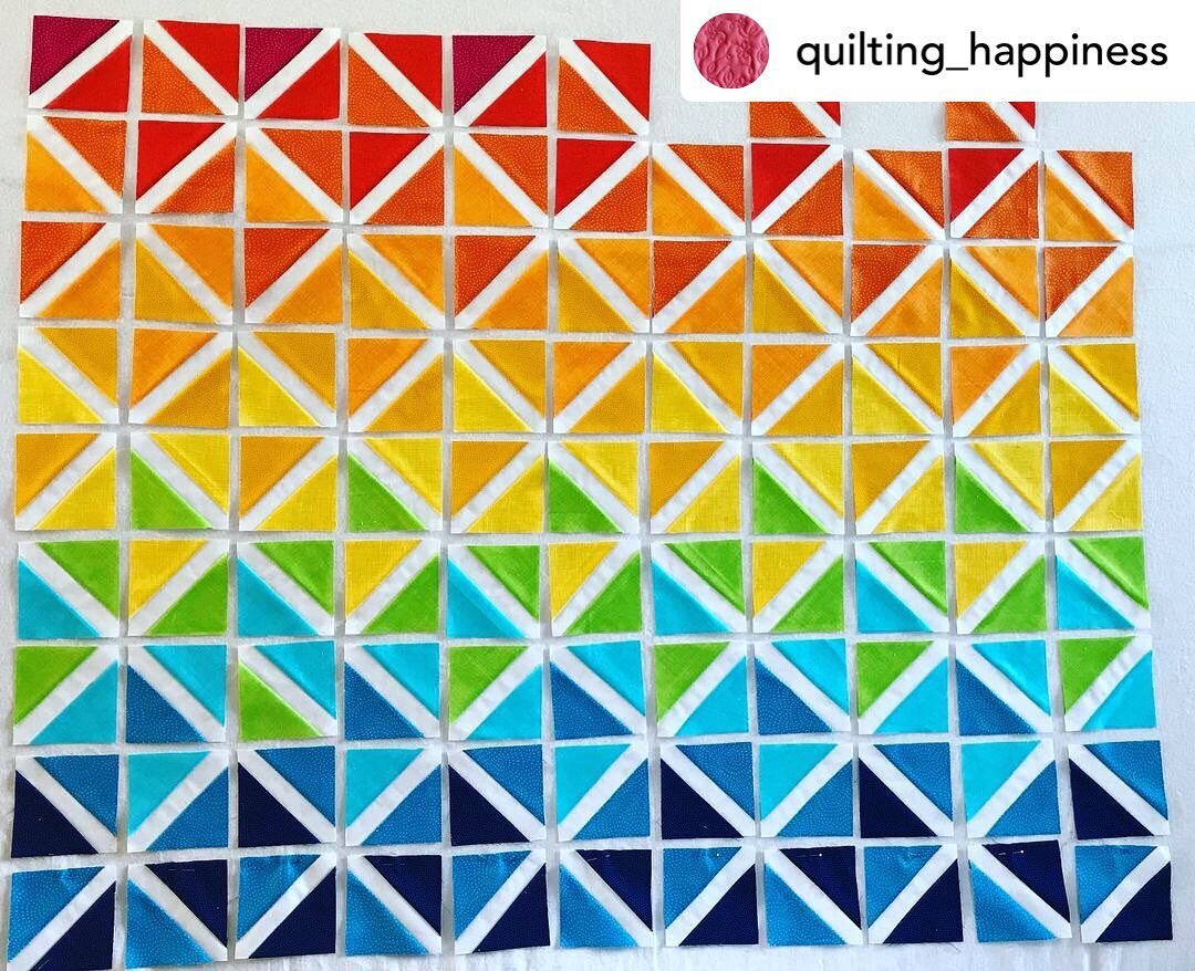 I feel so much good energy from this #teetertotterquilt by @quilting_happiness.  The joy of a saturated rainbow is irresistible, no?  Thanks for sharing your happiness with us, Ien! 

#rainbowpatchwork #sewarainbow #rainbowquilt #quiltpattern #digita